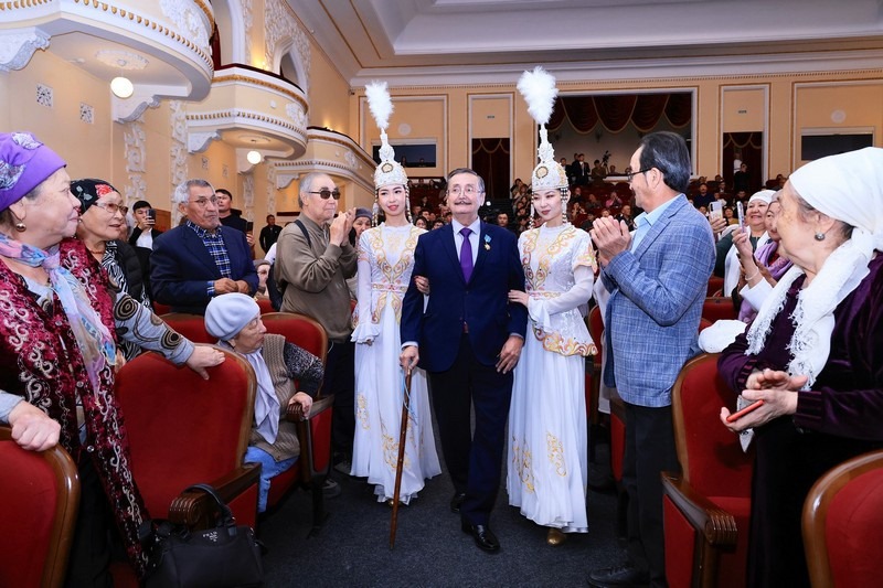 В Караганде поздравили с юбилеем народного артиста Казахстана Кайрата Байбосынова (10)