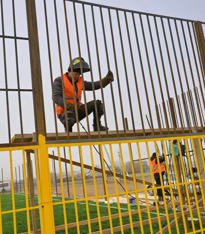 Аким Павлодарской области Асаин Байханов посетил село Атыгай близ Экибастуза, где проверил ход строительства новой школы (6)