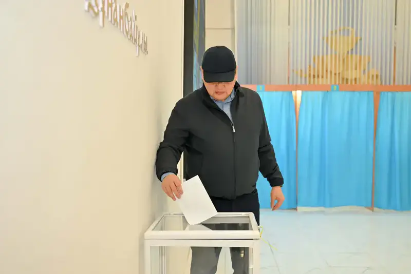 Аким области отдал свой голос на выборах (9)