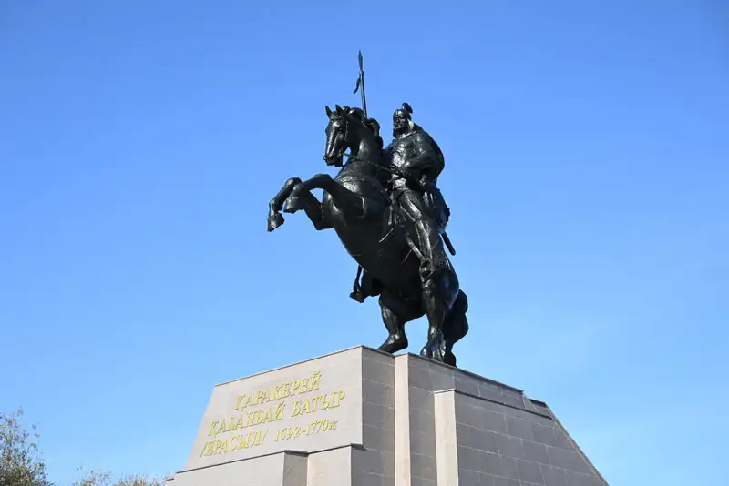 В преддверии Дня Республики в Жетісу завершена реконструкция известных памятников и введен новый сквер (6)