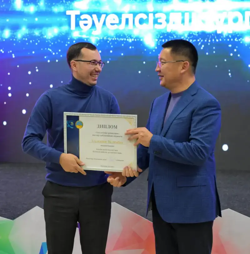 Открытый диалог с молодёжью: в Павлодаре вручили премий «Тәуелсіздік ұрпақтары» и «Kasip Zhuldyzy 2025» (9)