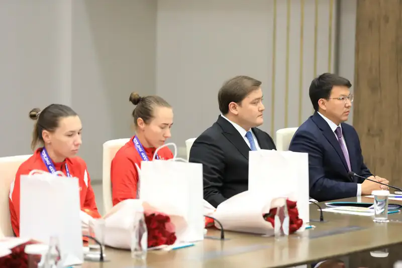 Аким области Асхат Шахаров принял женский футбольный клуб «Ақтөбе» - чемпионов Казахстана (4)