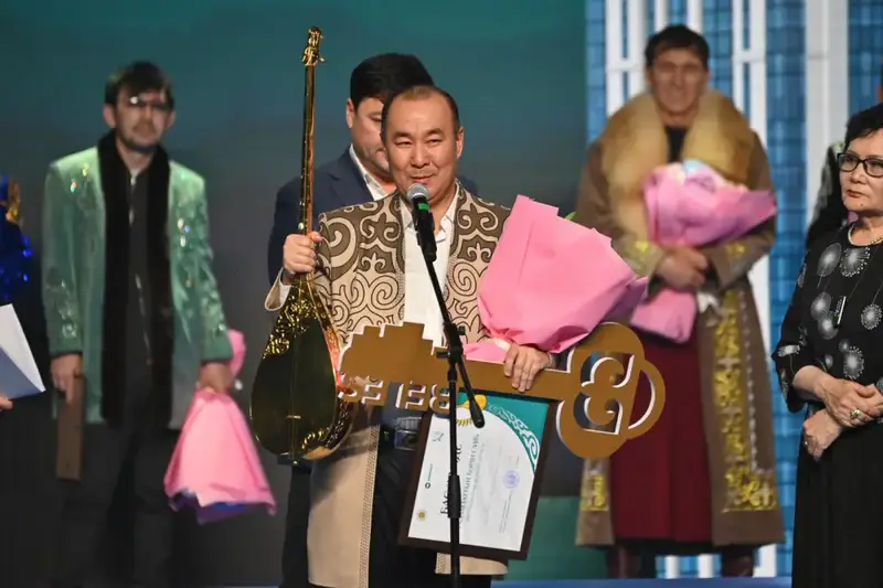 Золотая домбыра: мелодия победы Айбека Калиева в айтысе Астаны Астане