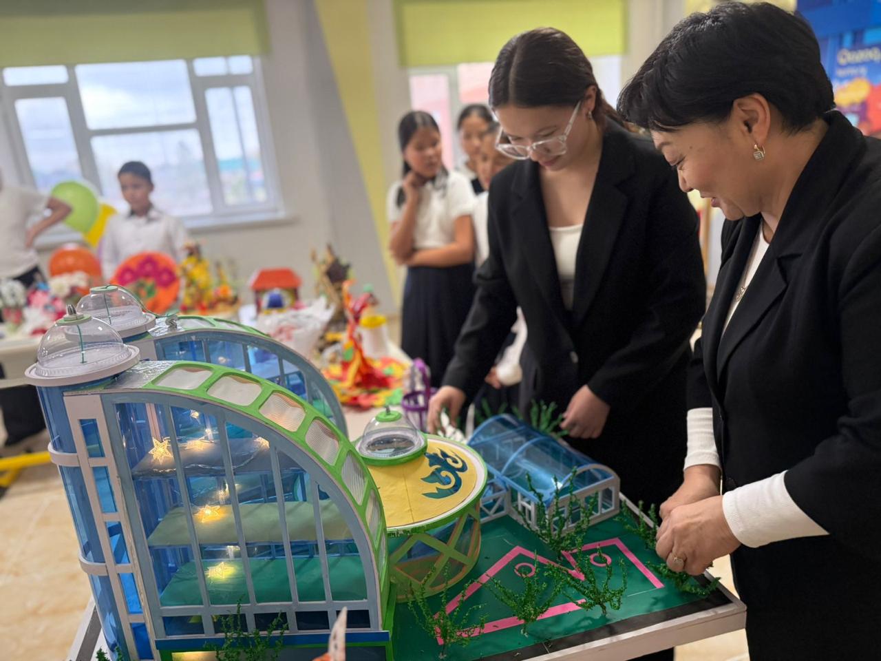 Столичная школьница представила модель школы будущего (2)