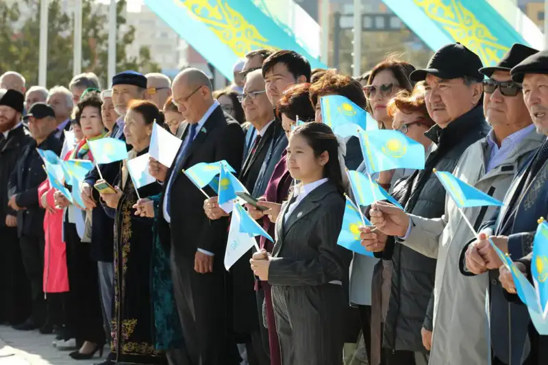 В Актау в честь Дня Республики состоялась церемония поднятия Государственного флага (9)