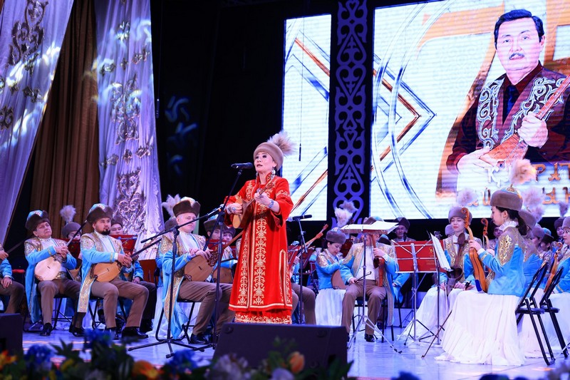 В Караганде поздравили с юбилеем народного артиста Казахстана Кайрата Байбосынова (8)