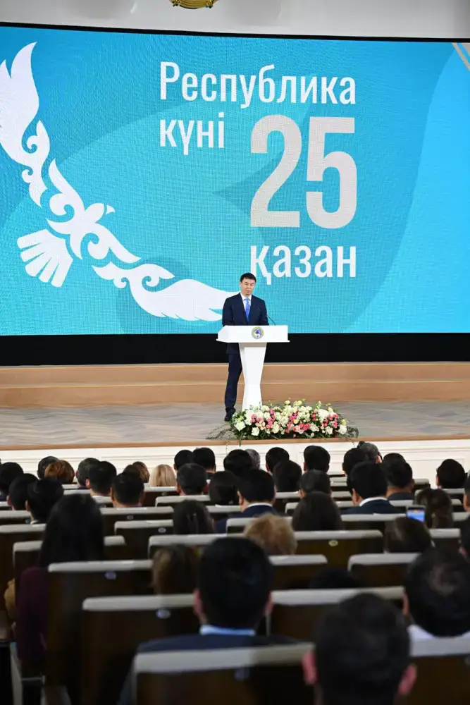 Дархан Сатыбалды вручил алматинцам госнаграды от имени Главы государства ко Дню Республики (4)