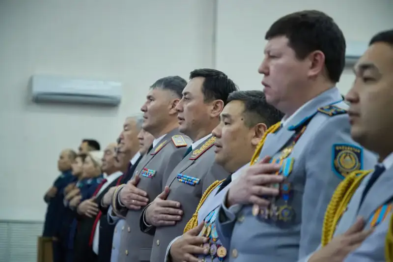 Заместитель министра внутренних дел — Главнокомандующий Нацгвардией поздравил полицейских с Днём Республики (2)