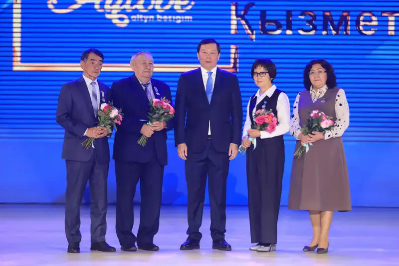 В Актобе более двух тысяч специалистов системы социальной защиты были удостоены признания и уважения (6)