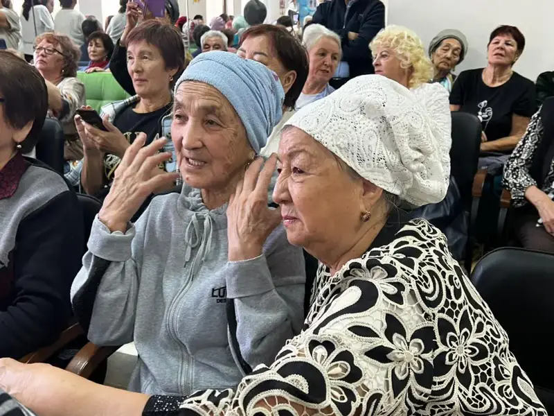 День Республики: в столичном районе Сарыарка артисты провели праздничный концерт (3)