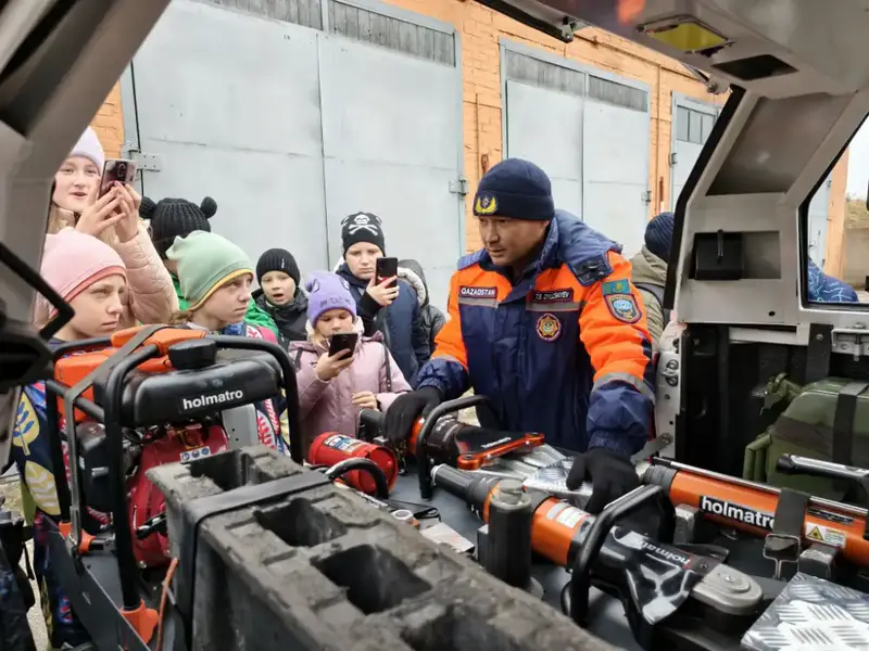 30-летие МЧС: Спасатели проводят дни открытых дверей и пресс-туры (3)