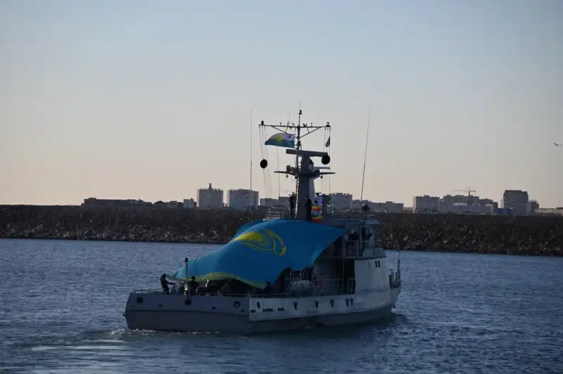 Военные моряки пронесли по Каспийскому морю Государственный флаг Казахстана (6)