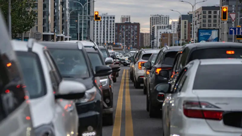 Аким Астаны объясняет, почему новый график работы госорганов не решил проблему пробок в столице Астане