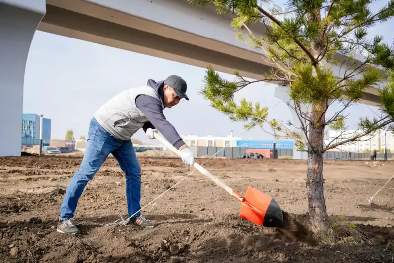 Представители интеллигенции внесли свой вклад в озеленение столицы (6)