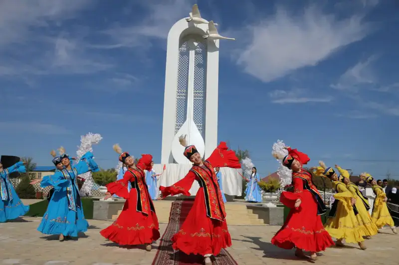 В родном селе Нургисы Тлендиева установлена мемориальная стела (7)