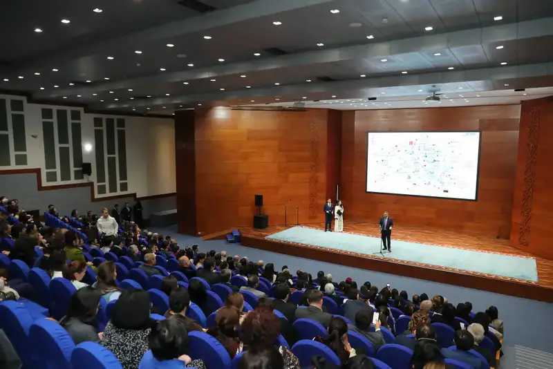 ИСПОЛНЕНИЕ ПОРУЧЕНИЯ ПРЕЗИДЕНТА: МИНИСТР ВРУЧИЛ МОЛОДЫМ УЧЕНЫМ СЕРТИФИКАТЫ НА КВАРТИРЫ (3)