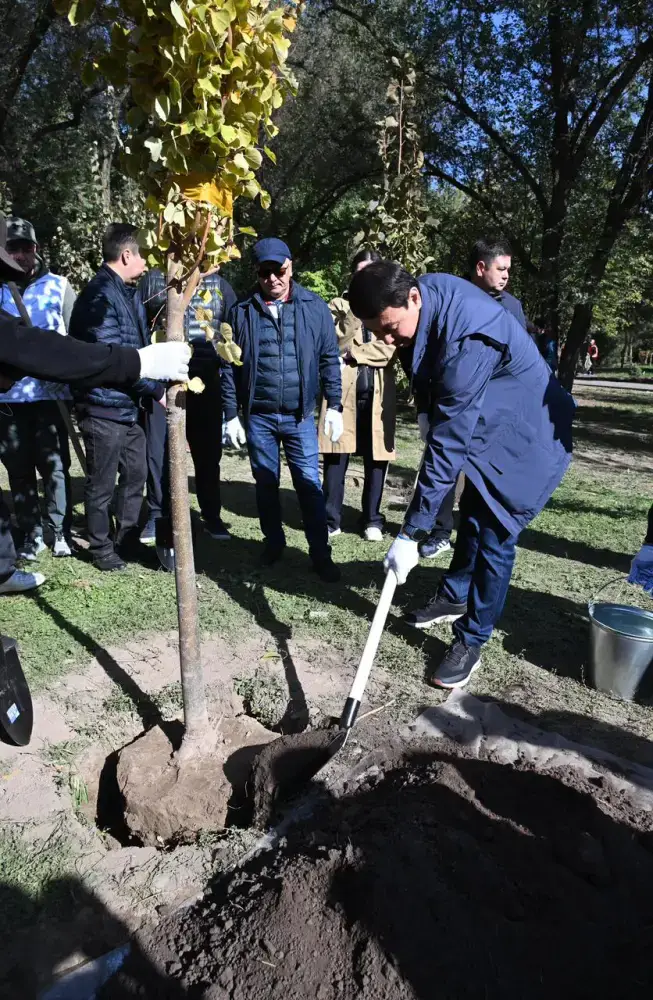 Посадка деревьев в парке Достык в рамках инициативы Таза Қазақстан Астане