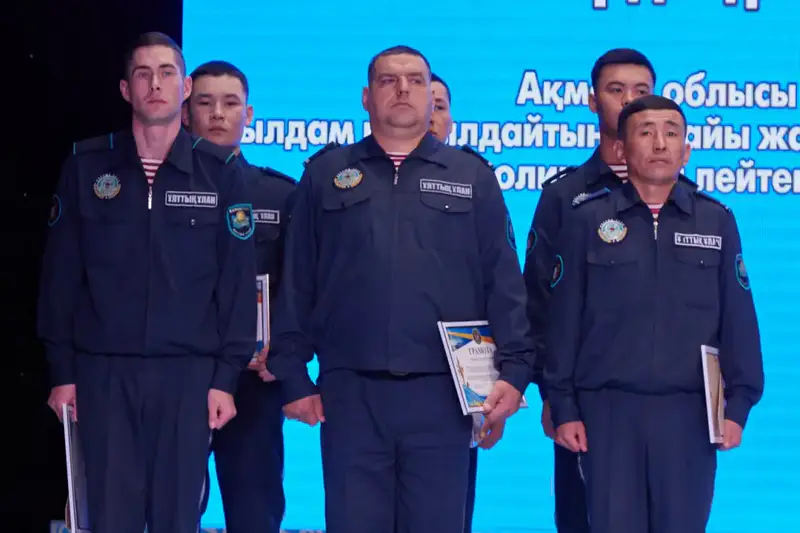 Заместитель министра внутренних дел — Главнокомандующий Нацгвардией поздравил полицейских с Днём Республики (5)