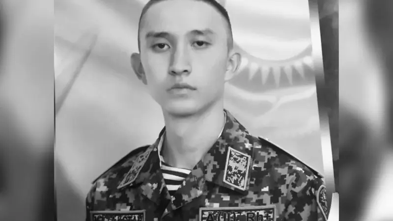 Главная военная прокуратура сообщила о ходе расследования гибели 21-летнего нацгвардейца Кайсара Султанова в Астане. В результате экспертизы были обнаружены два выстрела в голову, что указывает на возможные обстоятельства его смерти. Прокуроры продолжают  Астане