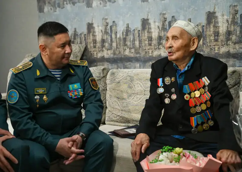 В Астане военнослужащие поздравили ветерана войны Рзагула Байкешева с днем рождения (7)