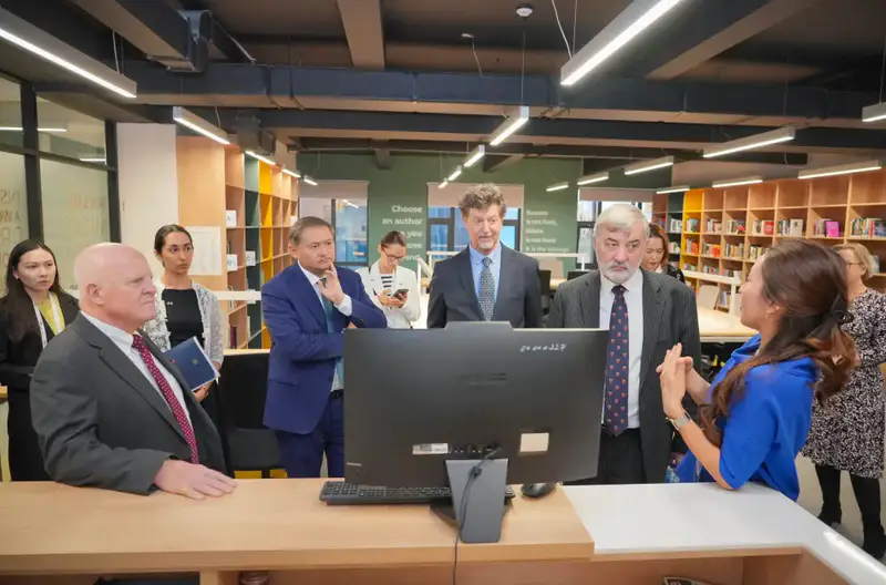 Лорд Алдердайс ознакомился с кампусами Coventry University и Cardiff University в Астане (7)