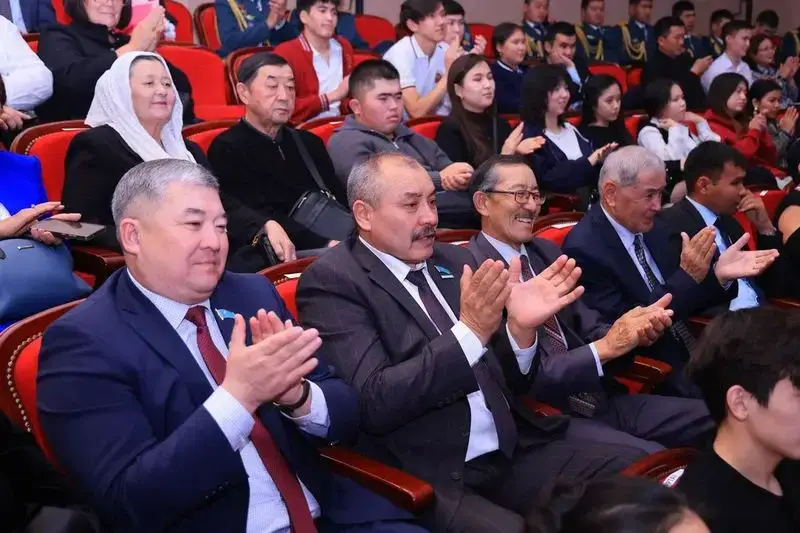 Карагандинцам вручили награды в преддверии Дня Республики (6)