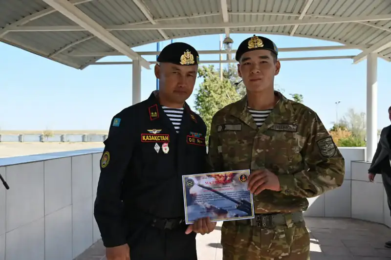 В Актау более 500 морских пехотинцев простились с Боевым знаменем (3)