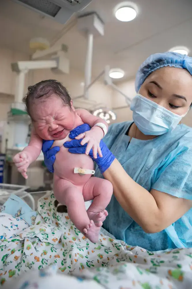 В Казахстане в День Республики родились 709 детей, включая пять пар близнецов Астане