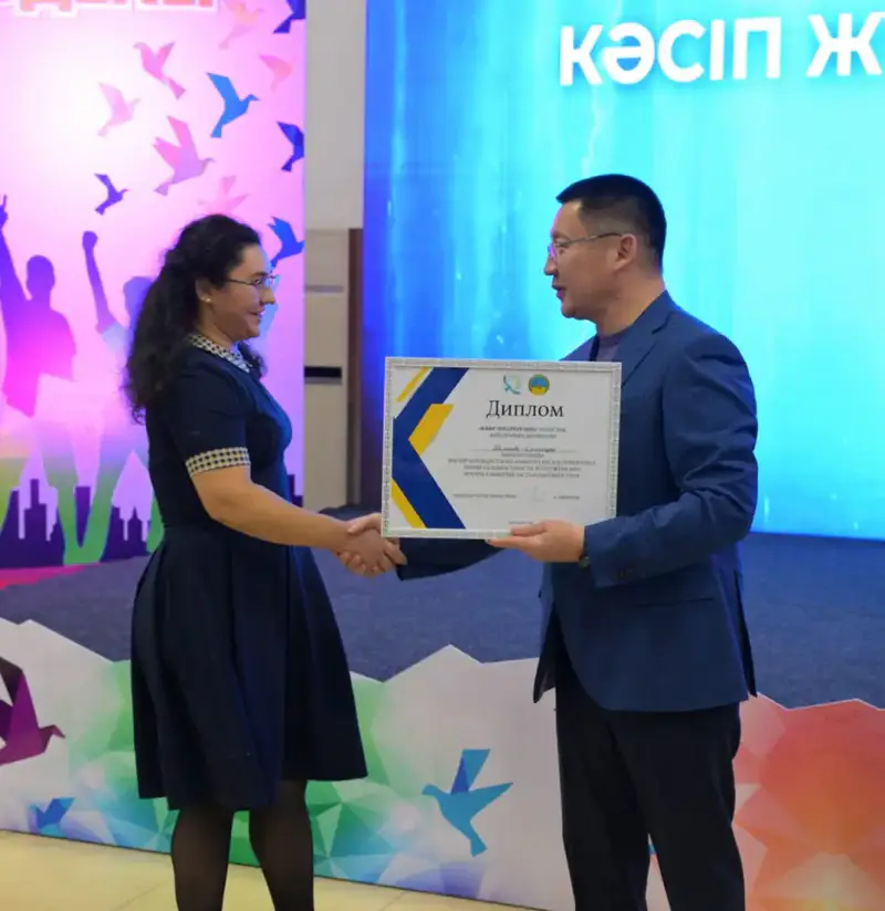 Открытый диалог с молодёжью: в Павлодаре вручили премий «Тәуелсіздік ұрпақтары» и «Kasip Zhuldyzy 2025» (6)