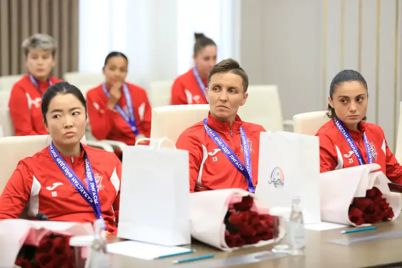 Аким области Асхат Шахаров принял женский футбольный клуб «Ақтөбе» - чемпионов Казахстана (3)