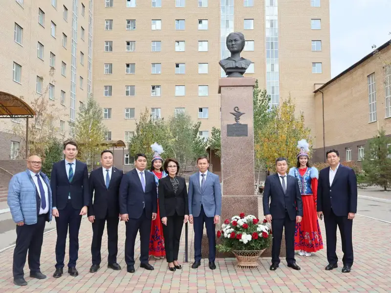 ГЛАВА МИНЗДРАВА ОТМЕТИЛА ВОСТРЕБОВАННОСТЬ ВЫПУСКНИКОВ МЕДУНИВЕРСИТЕТА В АКТОБЕ (3)