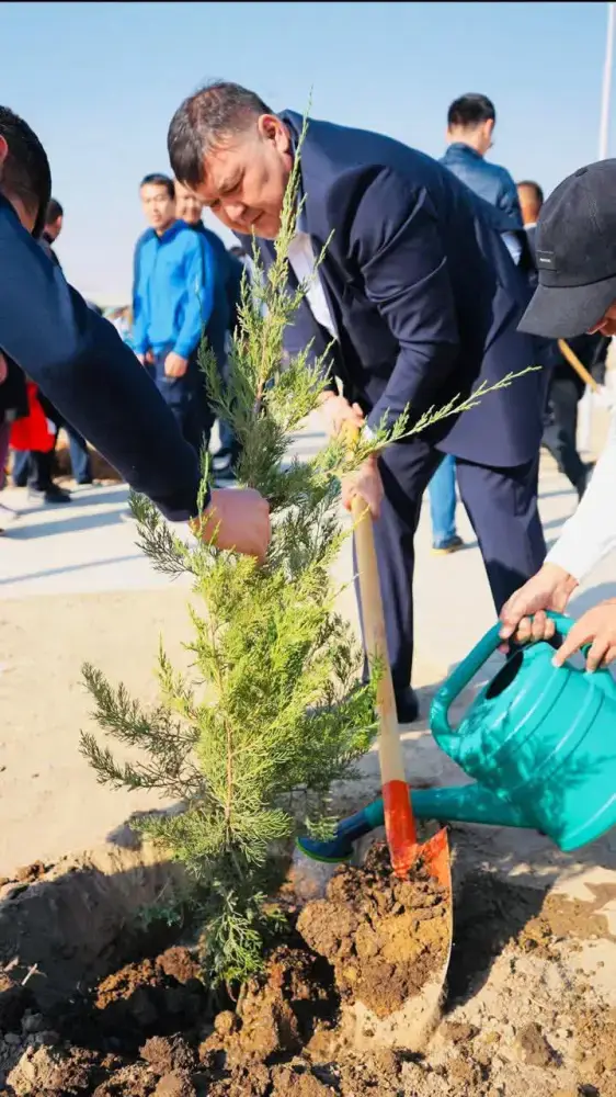 ТУРКЕСТАН: ЧЕМПИОНЫ МИРА ПРИНЯЛИ УЧАСТИЕ В СУББОТНИКЕ В ШАРДАРЕ, КОММУНАЛЬНОМУ ПРЕДПРИЯТИЮ ПЕРЕДАНО 15 ЕДИНИЦ ТЕХНИКИ (2)