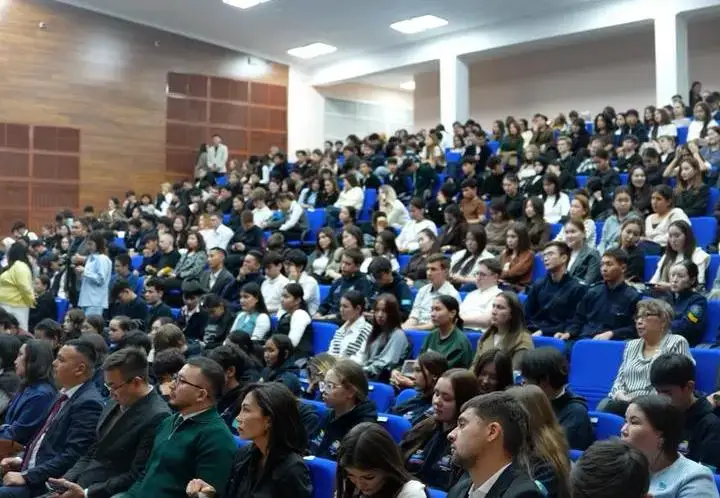 Акцент на цифровизации и диалоге с населением: советник Президента РК встретился с жителями Карагандинской области (3)