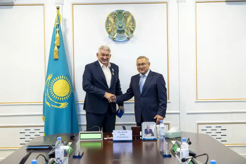 В области Жетісу государственная награда вручена специалисту дорожной отрасли (4)