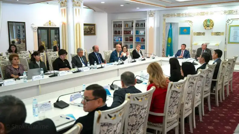 Институт законодательства и правовой информации провел круглый стол на тему «Реализация приоритетных задач по совершенствованию нормотворчества и правового информирования населения в контексте Послания Президента Республики Казахстан» (2)