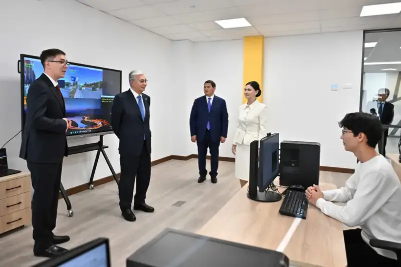 Глава государства ознакомился с деятельностью творческо-инновационной академии «Сыр жұлдыздары» (9)