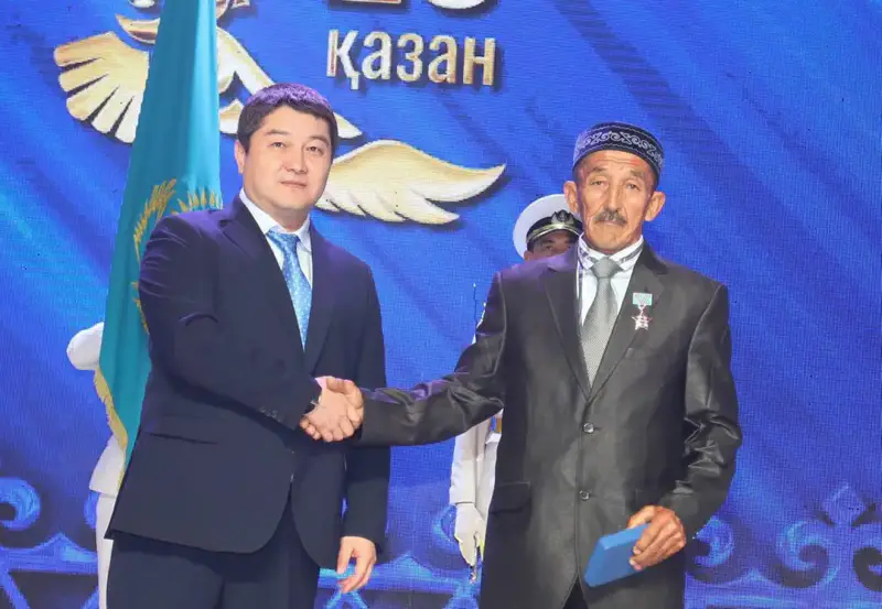 В Мангистау ко Дню Республики прошло торжественное мероприятие (3)