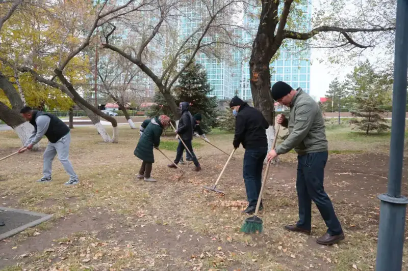 «Таза Қазақстан»: работники столичных учреждений культуры вышли на масштабную уборку в Астане (9)