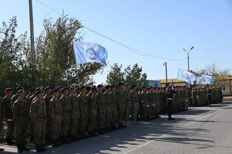 В Актау более 500 морских пехотинцев простились с Боевым знаменем (4)