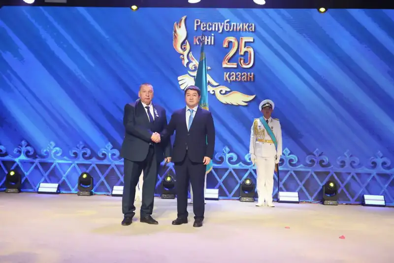 В Мангистау ко Дню Республики прошло торжественное мероприятие (6)