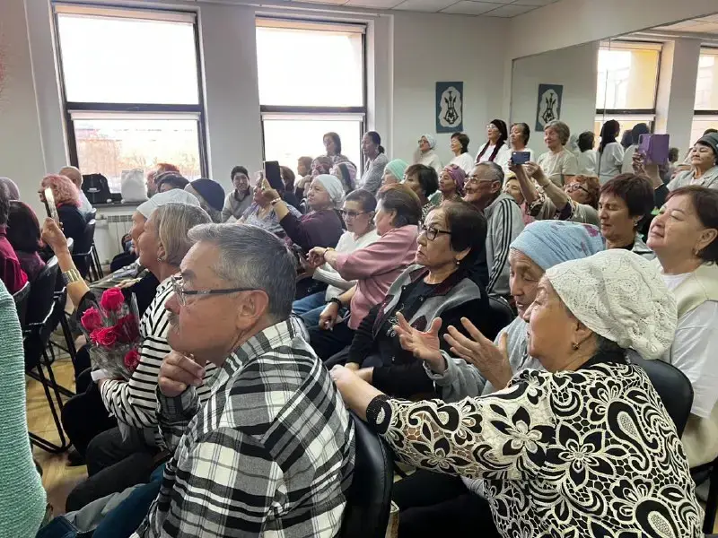 День Республики: в столичном районе Сарыарка артисты провели праздничный концерт (2)