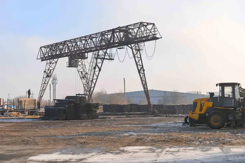 Аким области посетил новый завод, строящийся в Семее (10)