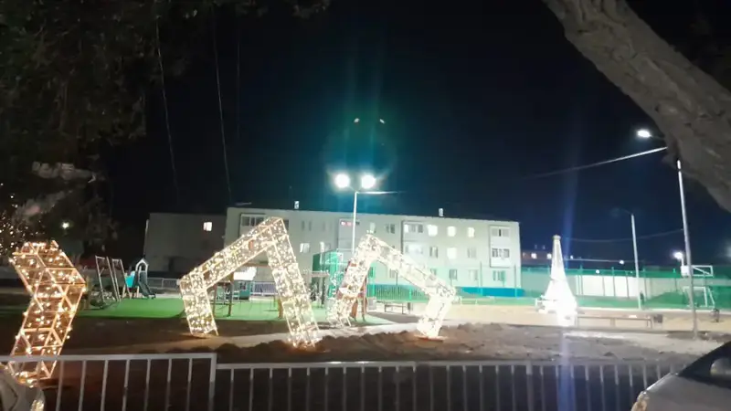 В посёлке Ақжал открыли новый сквер с архитектурной инсталляцией и удобствами для семейного отдыха Астане