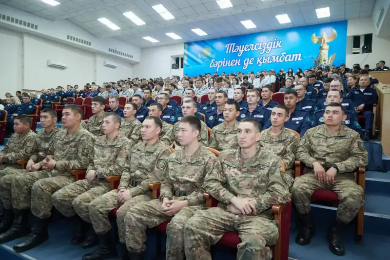 Заместитель министра внутренних дел — Главнокомандующий Нацгвардией поздравил полицейских с Днём Республики (4)