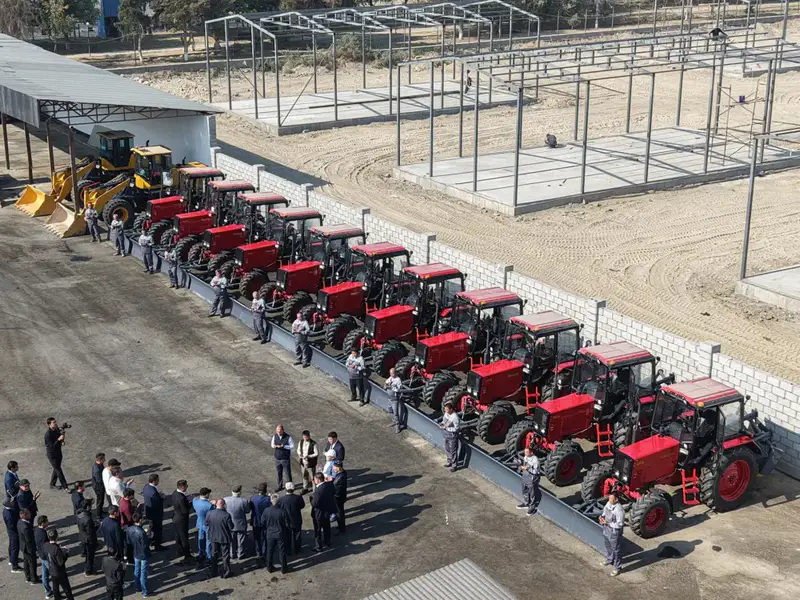 ТУРКЕСТАН: ЧЕМПИОНЫ МИРА ПРИНЯЛИ УЧАСТИЕ В СУББОТНИКЕ В ШАРДАРЕ, КОММУНАЛЬНОМУ ПРЕДПРИЯТИЮ ПЕРЕДАНО 15 ЕДИНИЦ ТЕХНИКИ (3)