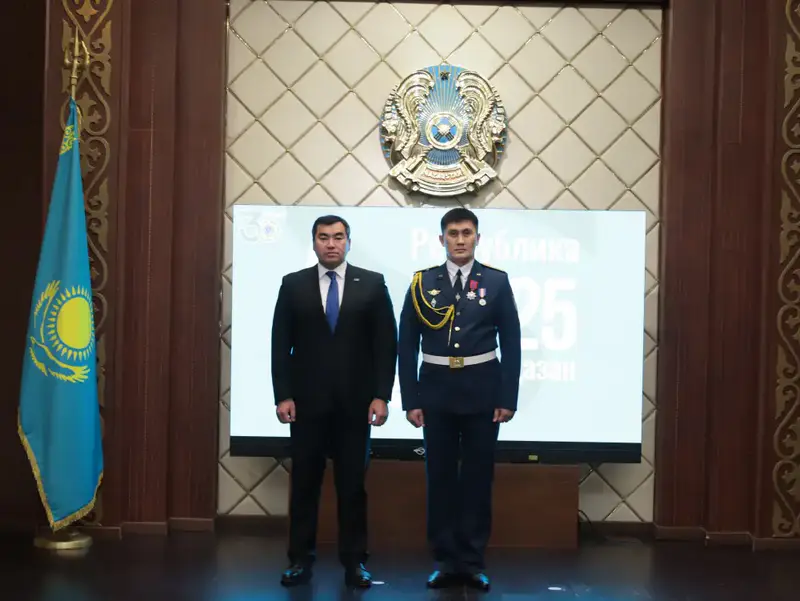 20 спасателей МЧС награждены государственными наградами в честь Дня Республики (6)