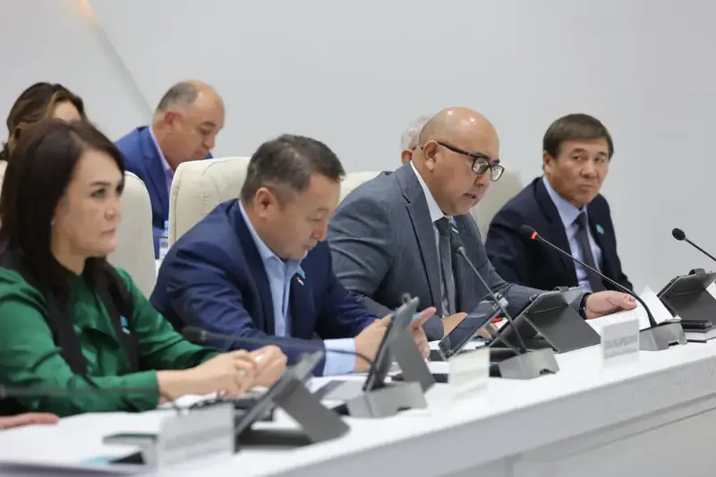 Ербол Карашукеев принял участие во внеочередной сессии областного маслихата (2)