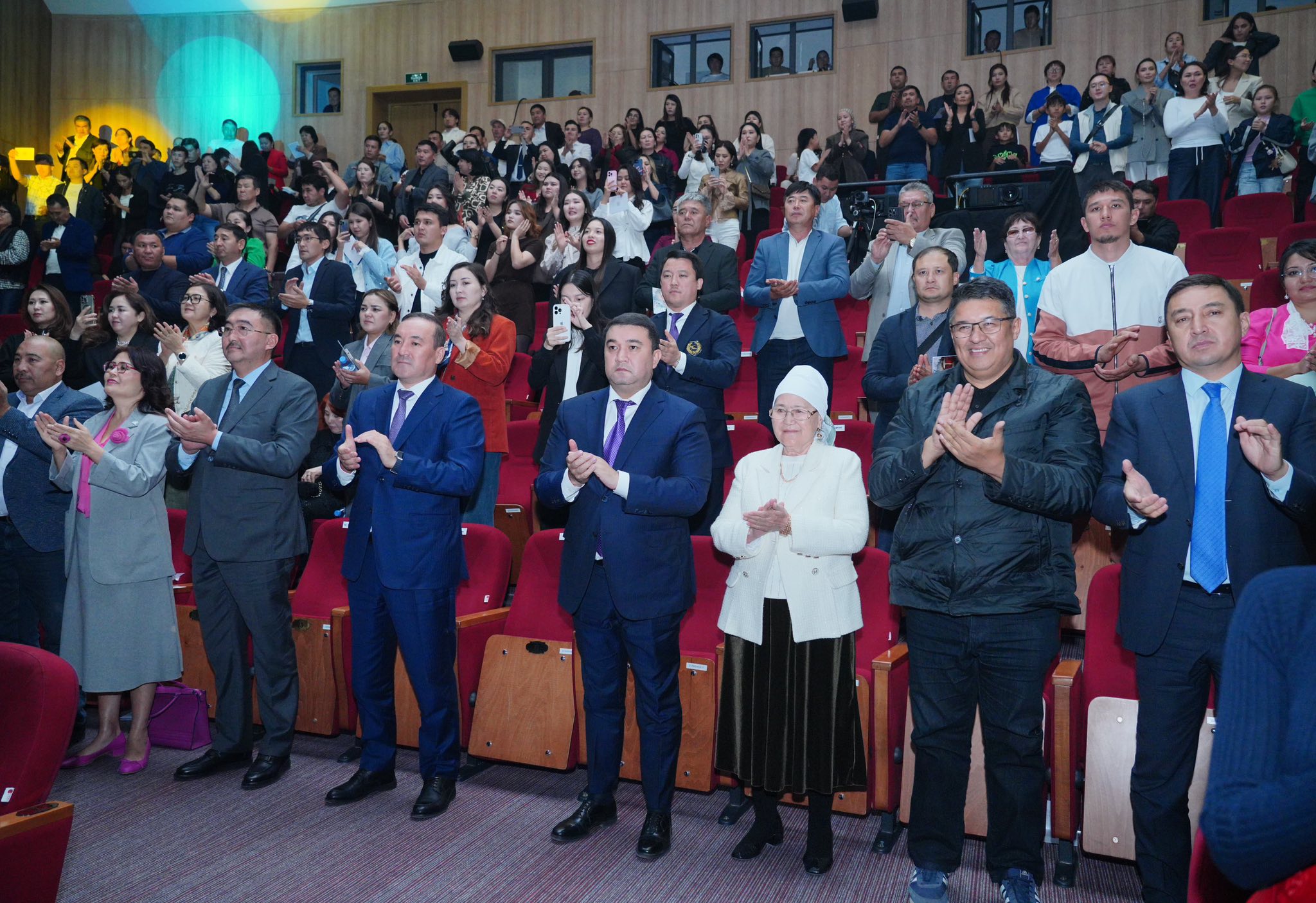 «БЕКЗАТ»: ДРАМА О СИЯНИИ ЗВЕЗД И БРЕМЕНИ ОЖИДАНИЙ В НОВОМ СЕЗОНЕ ТУРКЕСТАНСКОГО ТЕАТРА