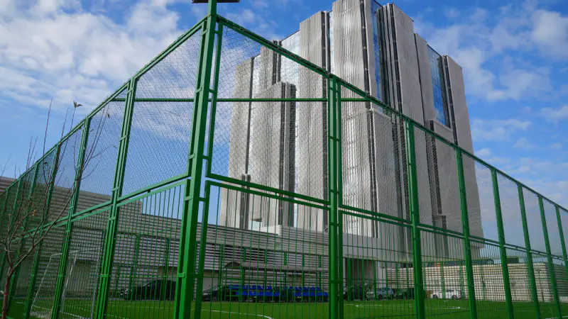 Астанчане недоумевают: зачем огородили футбольное поле у нового здания Нацбанка? Астане