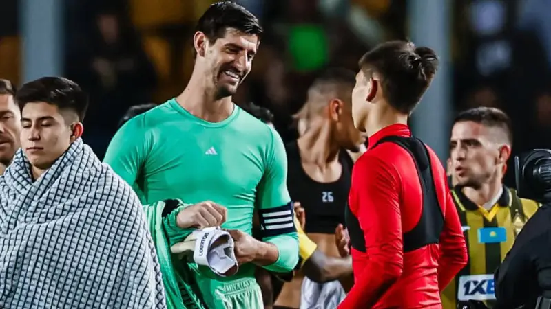 Фанаты поддерживают 18-летнего вратаря 'Кайрата' после матча с 'Реалом' в Лиге чемпионов Астане